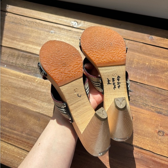 Burberry Vintage Striped Wooden Heeled Cross Strap Sandals Size 40 - Picture 11 of 11